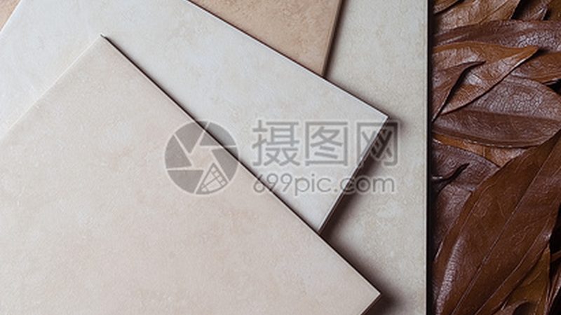 亮光砖，顾名思义，是指表面具有光泽、光滑的陶瓷砖。它具有以下特性和优势：
